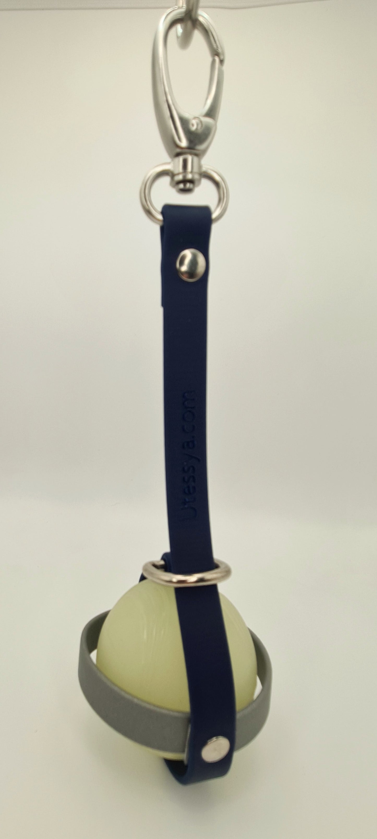Porte-balle pour chien en sangle TPU bleu et gris, bouclerie nickelée - modèle de création Utessya