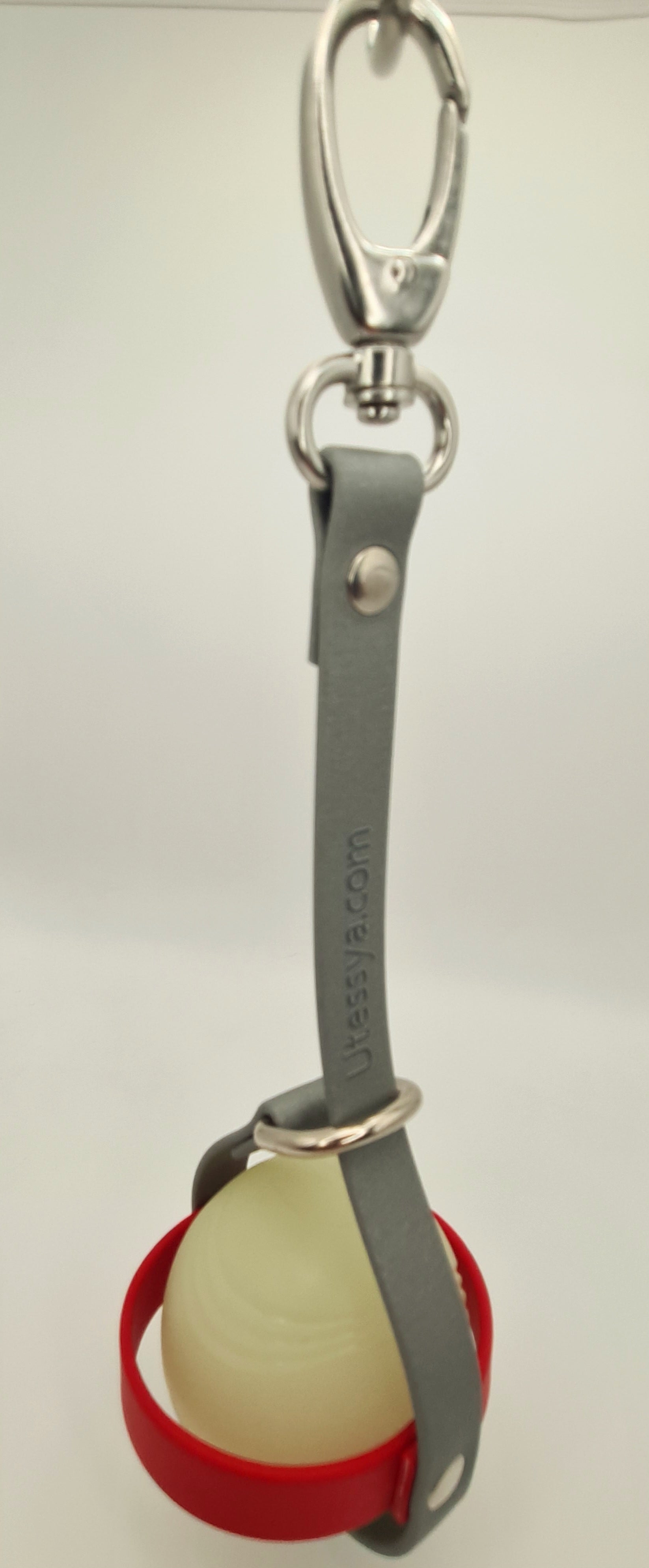 Porte-balle pour chien en sangle TPU gris et rouge, bouclerie nickelée - modèle de création Utessya
