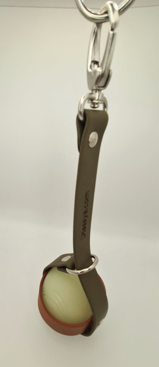 Porte-balle pour chien en sangle TPU kaki et marron, bouclerie nickelée - modèle de création Utessya