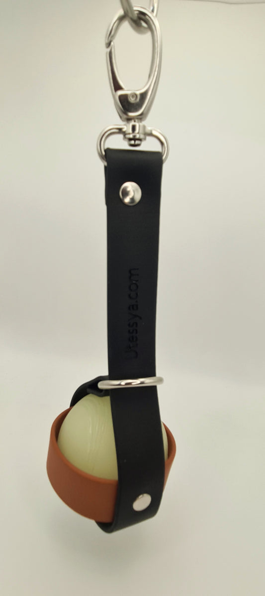Porte-balle pour chien en sangle TPU noir et marron, bouclerie nickelée - modèle de création Utessya