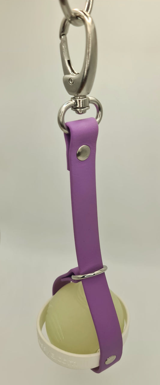 Porte-balle pour chien en sangle TPU violet et blanc, bouclerie nickelée - modèle de création Utessya